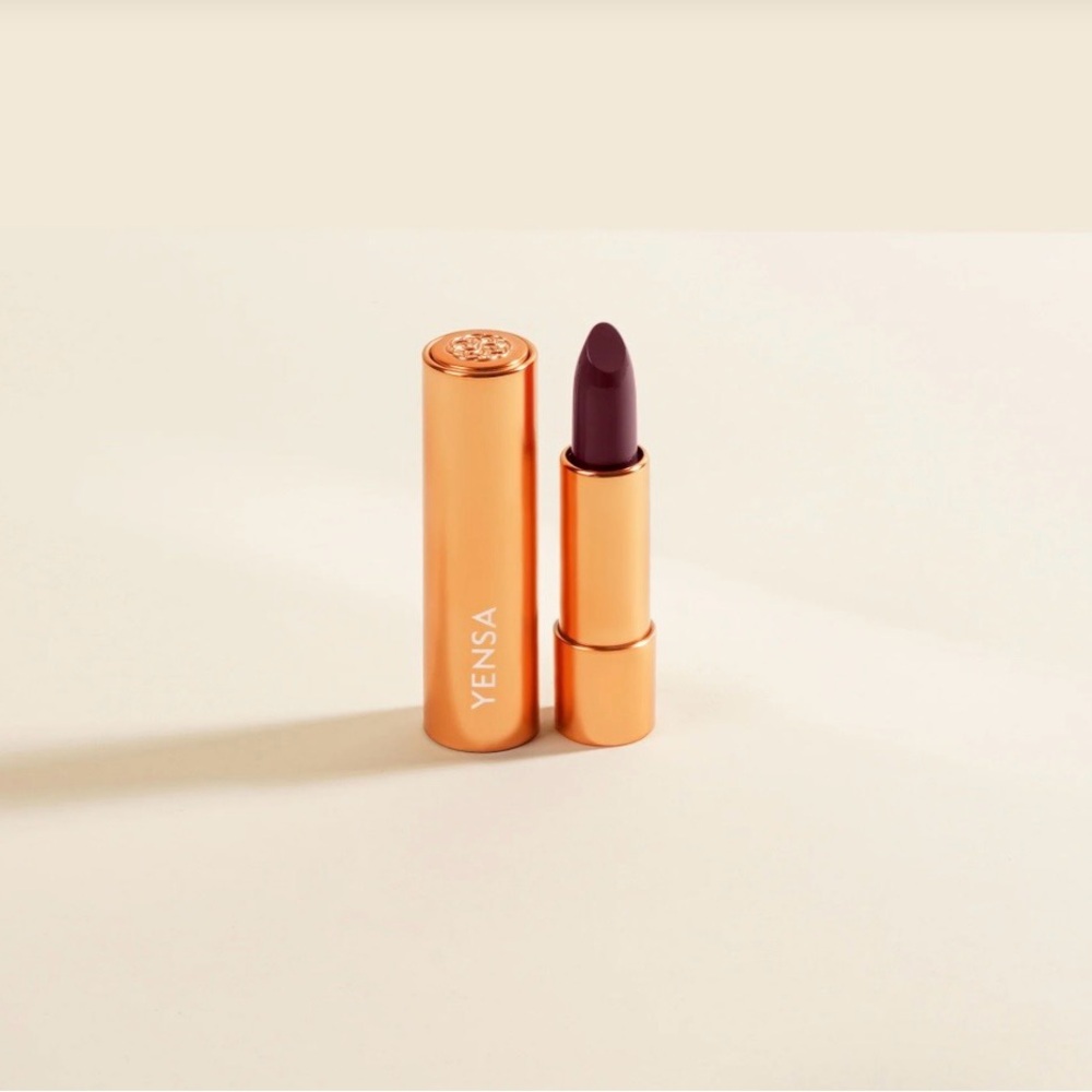 Yensa Super 8 Vibrant Silk Lipstick in “Captivate”   (BNIB)